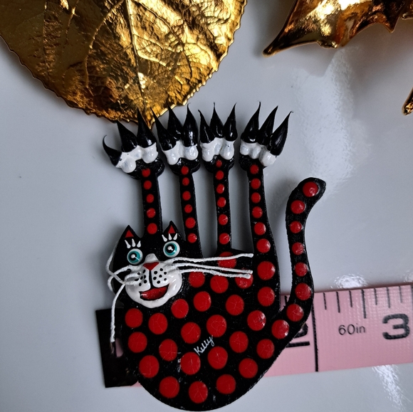 Kitchy Wooden Cat Brooch - Picture 4 of 4